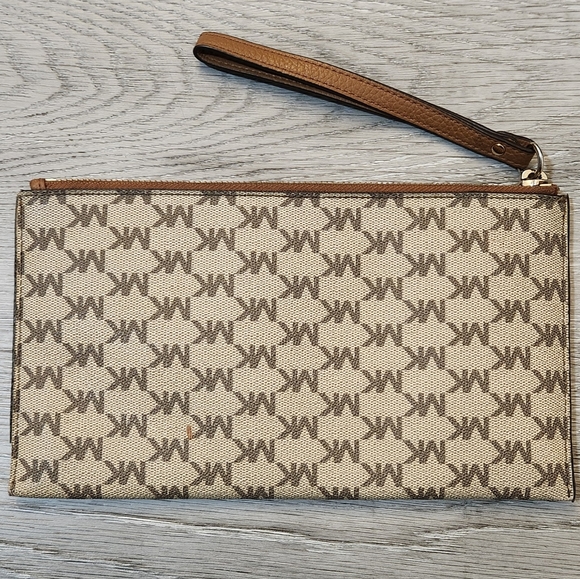 Michael Kors Jet Set Wristlet - Picture 2 of 5